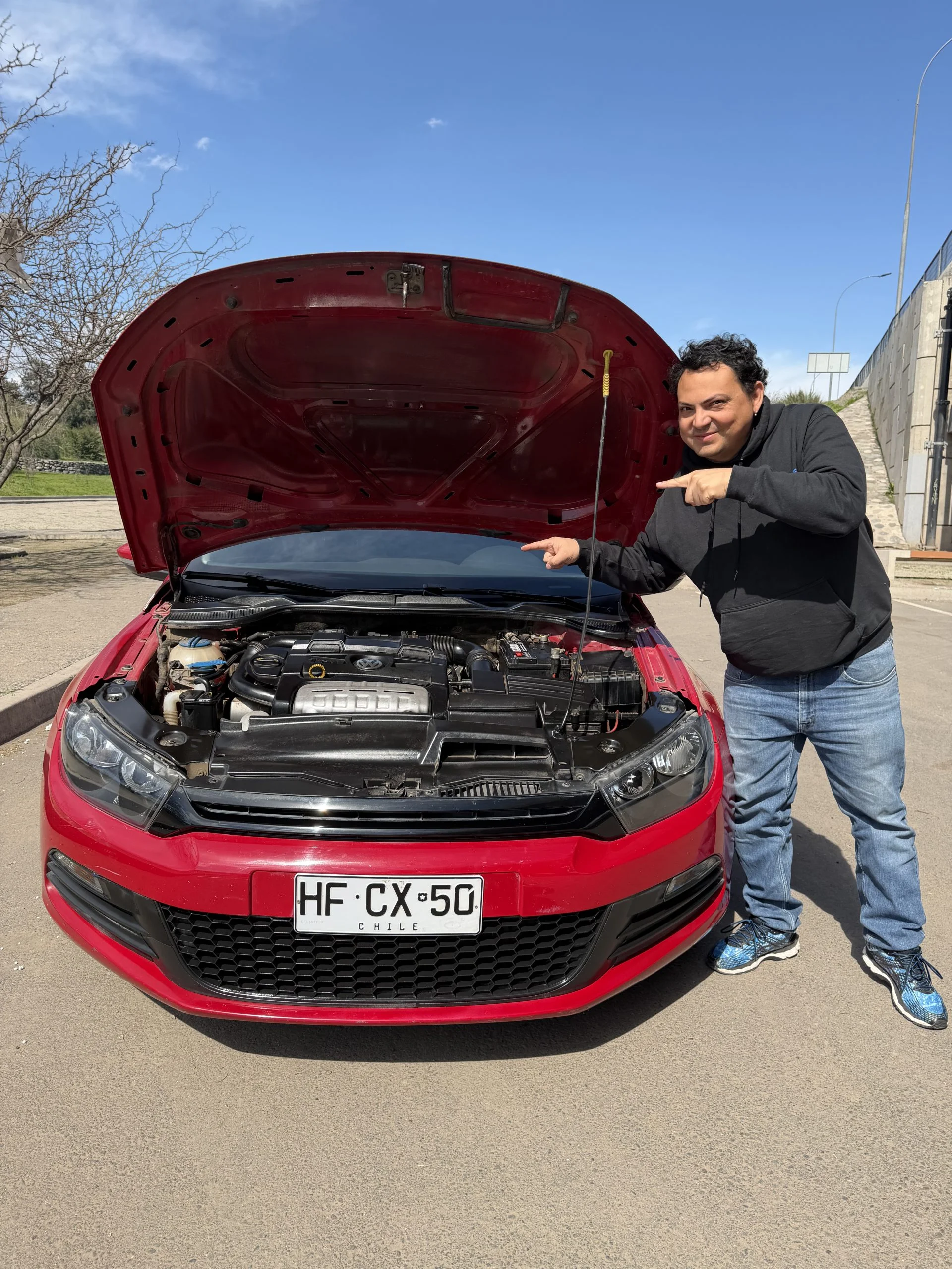Patricio Jara junto al Volkswagen Scirocco